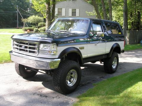 1979 Ford Bronco - This Ford Bronco SUV features a two-tone paint scheme and appears to be a later model than claimed.