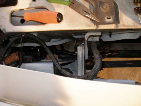 2001 Ford Crown Victoria - The new wiring can see seen. Look for the red wire.