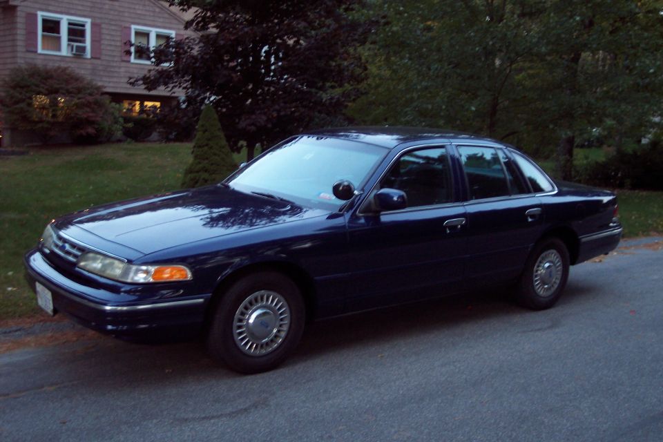 Dark blue 1991 Ford Crown Victoria LTD sedan, 3q front view