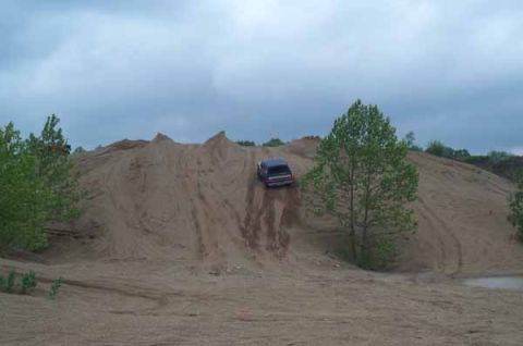 1989 Ford Bronco - Here I am stuck on a sand hill. My mistake I glanced at the RPM gauge and drifted. Made it up on second try.