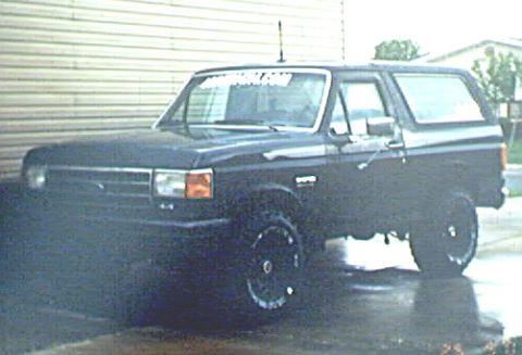 1989 Ford Bronco - May, 3, 2003. NEW tires FINALLY!!! Kumho 33x12.50 MT's