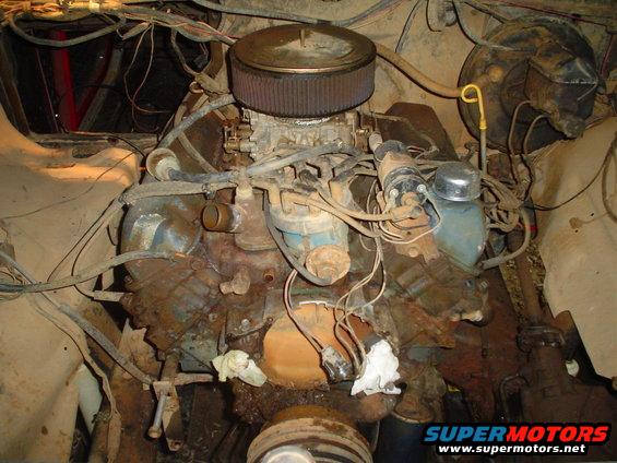 Dirty V8 engine with carburetor in engine bay