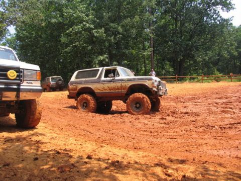 1992 Ford Mustang - Off-road vehicles are stuck in the mud during an outing.