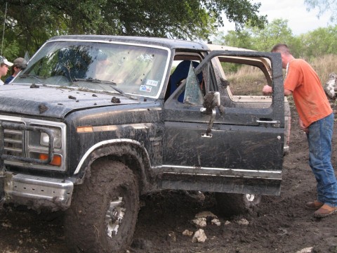 1986 Ford Bronco - after i got stuck to the frame in nasty mud. it was so nasty since there was no water in it, it turned to clay. notice the lack of mud on t…