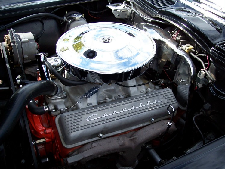 Corvette engine with chrome air cleaner and valve covers