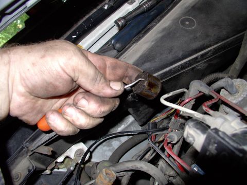 1990 Lincoln Town Car - Yoink ! Out comes the oil breather filter, which sits under the PCV grommet.