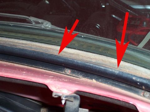 1978 Ford Bronco - Red arrows highlight rust around the windshield seal of a vehicle interior.