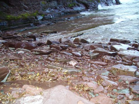 2000 Chevrolet Tahoe - A rocky riverbed with flowing water, a SuperMotors watermark at the bottom right.