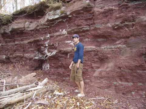 2000 Chevrolet Tahoe - Man poses by a geological formation; SuperMotors.net logo is present in the lower right corner.