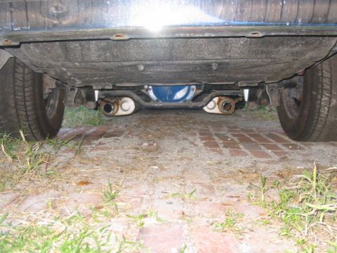 1985 Ford Crown Victoria LTD - Underside view of the rear axle and dual exhaust system on a 1985 Ford Crown Victoria LTD.