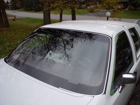 1990 Lincoln Town Car - All finished ! Apple autoglass showed up with a Beeea-u-tiful new windshield and did an A-1 job installing it.