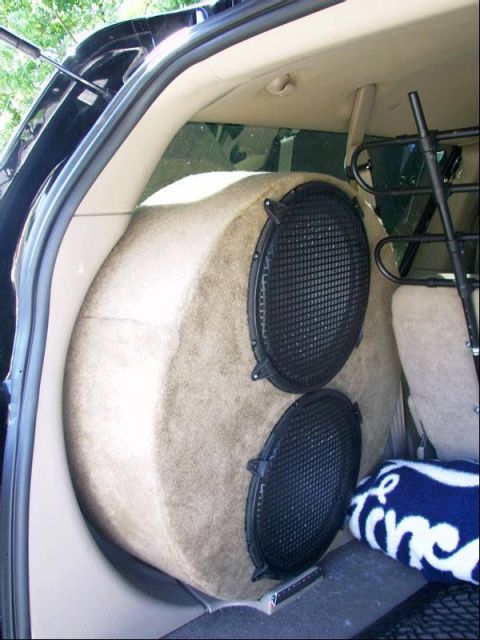2000 Ford Excursion - Dual subwoofers in a custom enclosure fill the rear cargo space of this 2000 Ford Excursion.