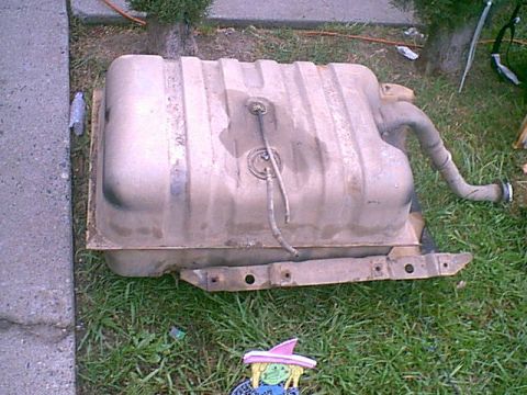1983 Ford Bronco - here is the 33 gallen fuel tank and skid plate ont the front lawn.