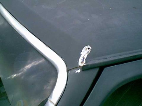 1983 Ford Bronco - Here is the front gutter crack i had. i cleaned the crack and drill stopped it and welded it hut and primed and painted the roof.