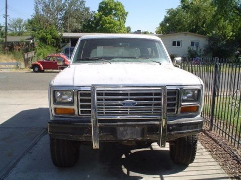 1983 Ford Bronco - Here it is still sitting at the PO home. Here is the front