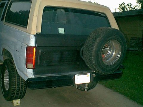 1983 Ford Bronco - now the tailgat gets the paint