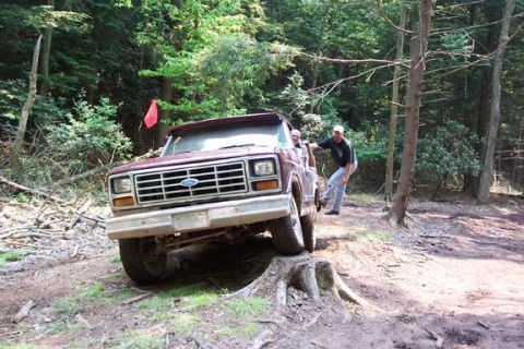 2001 Ford Escape - Leonard, flexin on a stump. Not bad with the sway bars still attached.