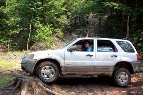 2001 Ford Escape - Not much flex in 4wheel ind. susp. But look at the rear tire drop.