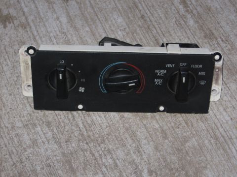 1991 Ford Bronco - This HVAC control panel features three knobs for adjusting fan speed, temperature, and air distribution modes.