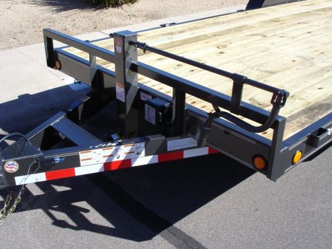 2005 Nissan Titan - This image shows a trailer, not a 2005 Nissan Titan as claimed.