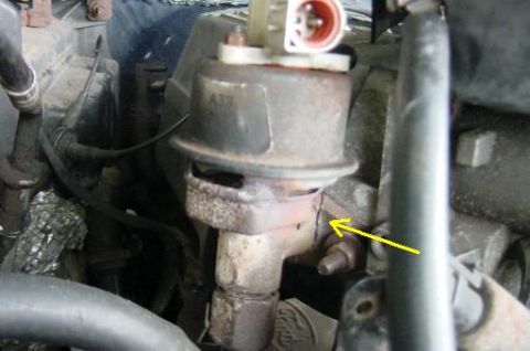 1991 Ford Bronco - A yellow arrow highlights a crack on a metal engine part, suggesting a potential mechanical issue.