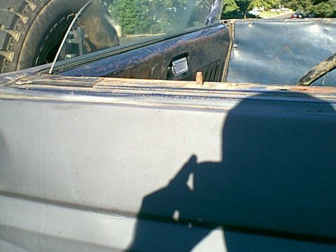 1983 Ford Bronco - you can see the glass goes down in the gate.Tip do not roll up and drive without the frame support the glass will break.