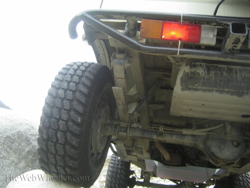 Rear axle and leaf springs of an off-road vehicle