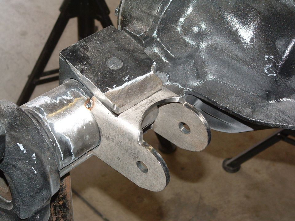 Welded suspension bracket on differential housing