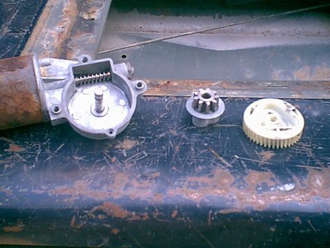 1983 Ford Bronco - I cleaned all the old grease out of the motor and the final drive. my final drive was fine so i was going to reuse it.