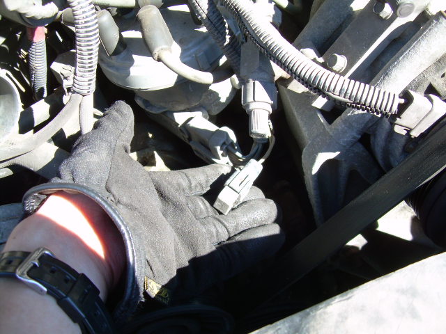 Hand in glove disconnecting engine connector