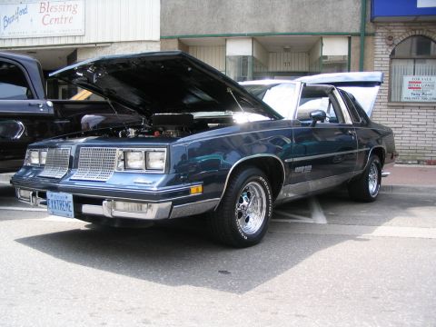1993 Ford Taurus - This car has a custom license plate that reads 'EXXTREME'.