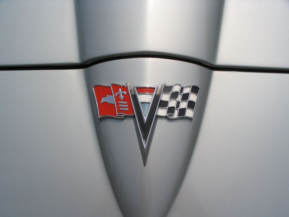 Corvette crossed flags emblem on silver background