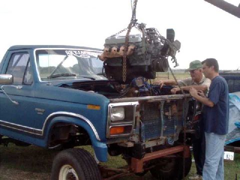 1984 Ford Bronco - Lifting engine into Bronco