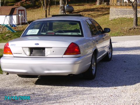 2002 Ford Crown Victoria photo