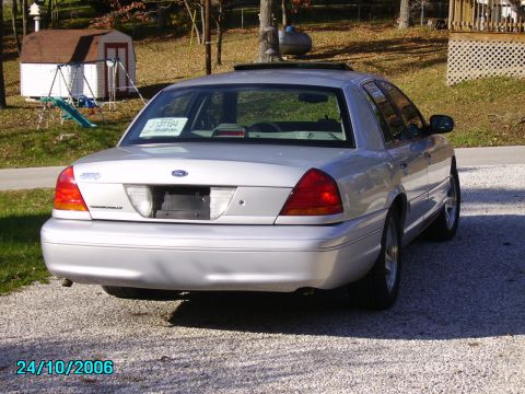 2002 Ford Crown Victoria photo
