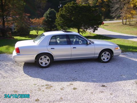 2002 Ford Crown Victoria photo