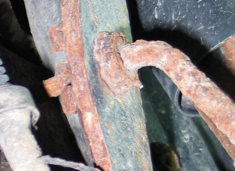 1994 Ford Bronco - view of right end (which is correct on new hose) and junction