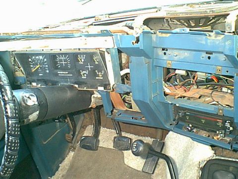 1983 Ford Bronco - you can see there are holes for the ducts to connect to just no ducts.