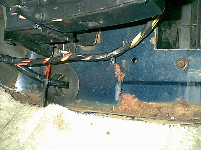 I drilled a hole thru the floor board for the condisation drain. you can see the line in red. You can see the new recirculation door i had to cut in the firewall. this is a nice feature.
