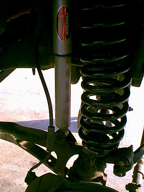 1983 Ford Bronco - Well as i was working on the bronco i found the front brakes were in bad shape. Here is the pass side as i got it.