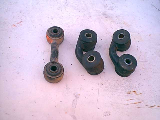 On the right is the stock bronco dog bones. they would be in the way of a knuckle under that i plan soon so i went to the junk yard and found these longer explorer dog bone links.