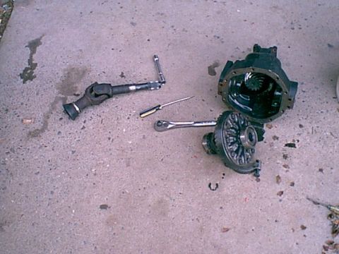 1983 Ford Bronco - I removed the c-clip and carrier. these are 3.55-1 gears on an open carrier. not what i need so going to the pile of extra parts.