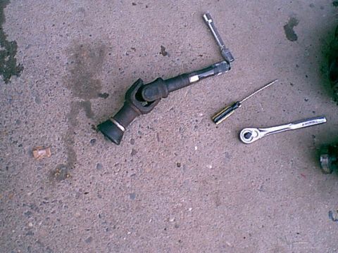 1983 Ford Bronco - This is an extra slip shaft and going in the extra pile. I got a feeling i am going to break a few of these.