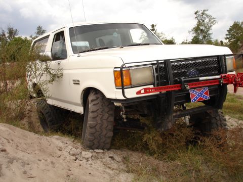 1989 Ford Bronco - This modified white Ford Bronco appears to be from the late 1980s, not a 1989 model.