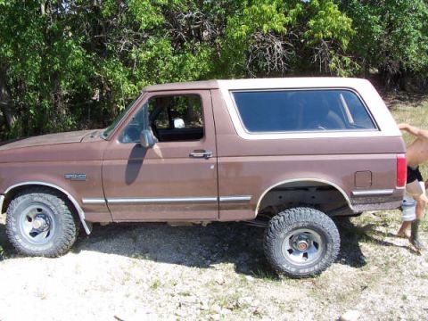 1995 Ford Bronco - This Ford Bronco appears to be from the early 1990s, not 1995 as claimed.