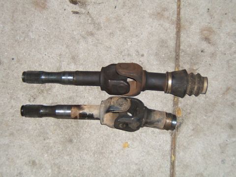 1988 Ford Bronco - Comparison of passenger side outer axle shaft. 87' on the bottom and 90' on top.