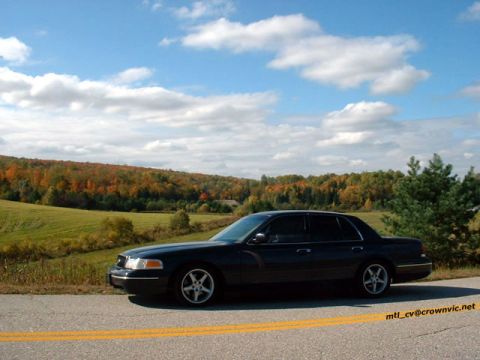 2000 Ford Crown Victoria - A beautiful picture of Quebec's autumn landscapes - front/side.