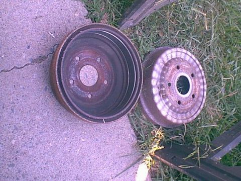 1983 Ford Bronco - Here is the rear brakes as i got the beast. the drums were over spraied with the rim color. they had bad groves on the inside. so i got all…