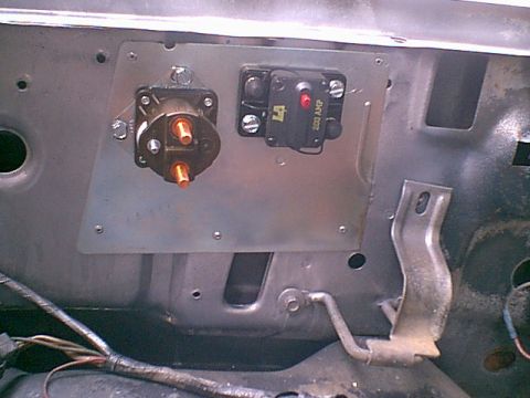 1983 Ford Bronco - Here i have added the circuit breaker.