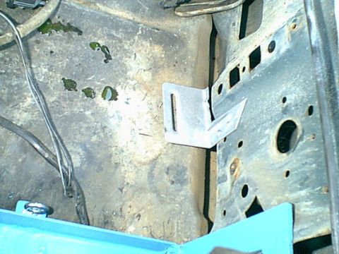 1983 Ford Bronco - Here is the lower mount i just revited it to the fender.